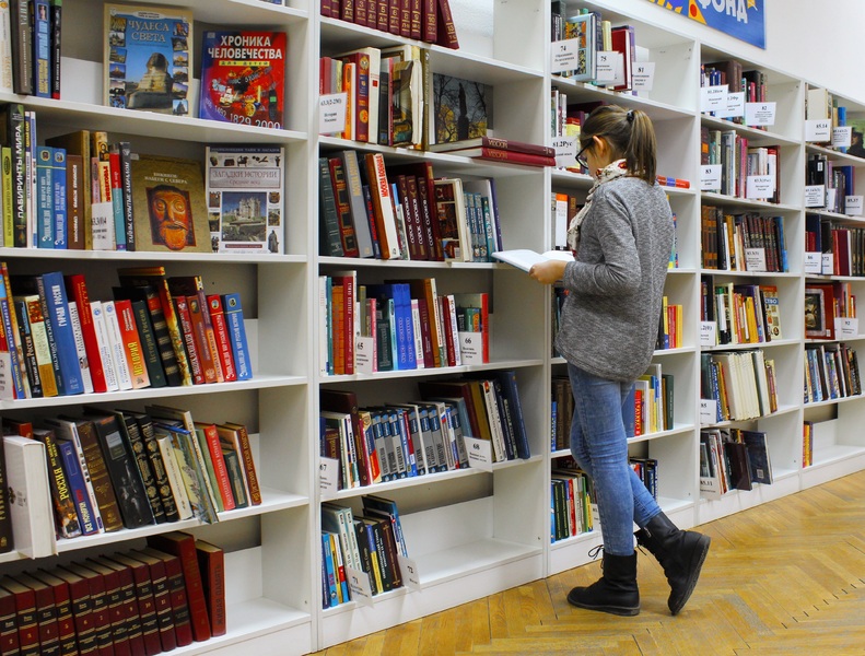 book-girl-building-reading-collection-training-845328-pxhere.com_