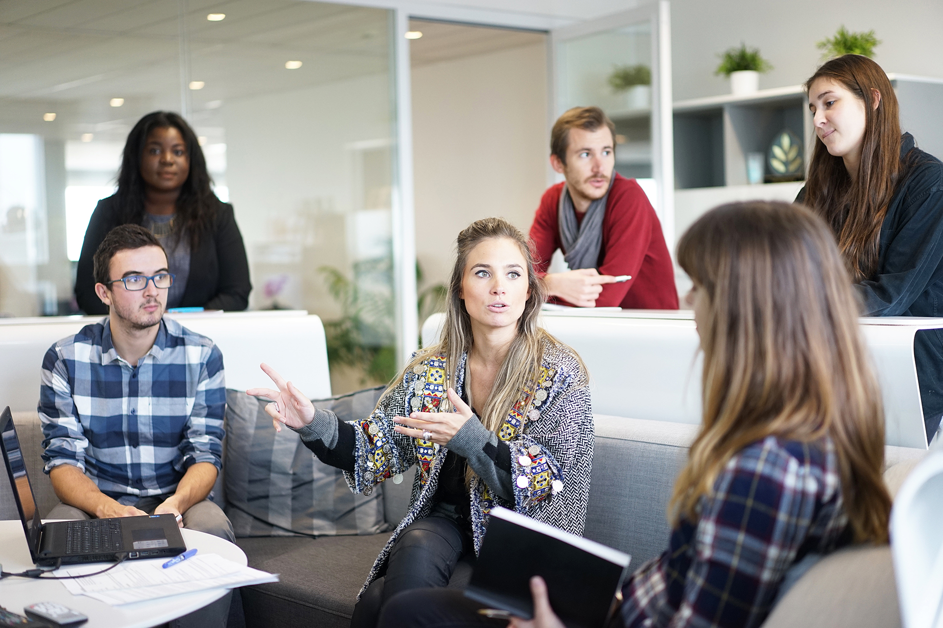 working-person-people-meeting-student-conversation-910324-pxhere.com_